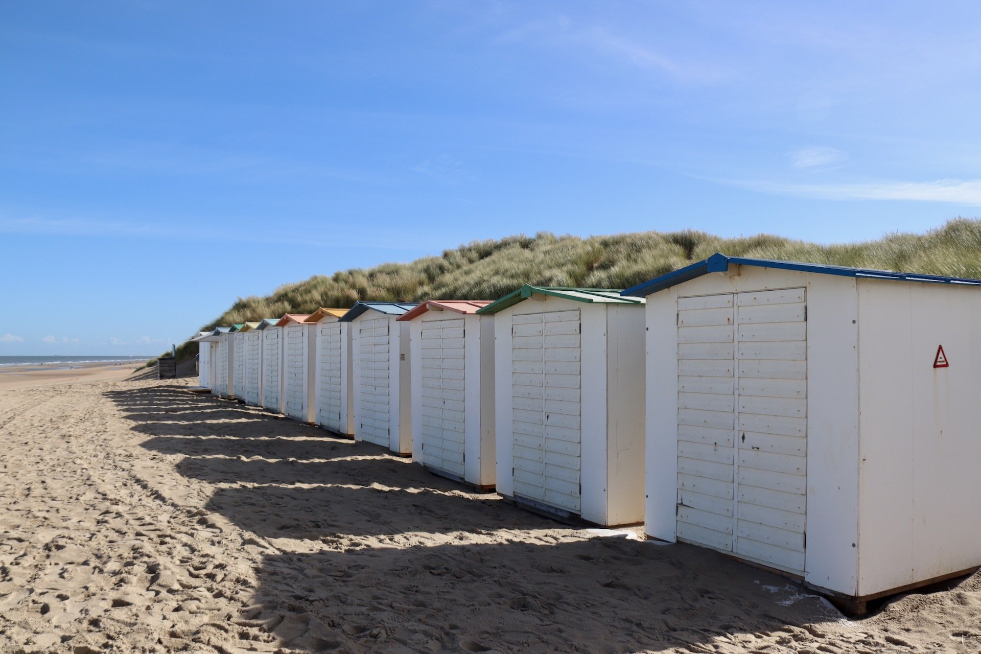 Cabines de plage Le Coq De Haan Flandre Belgique Hello June hellojune.be
