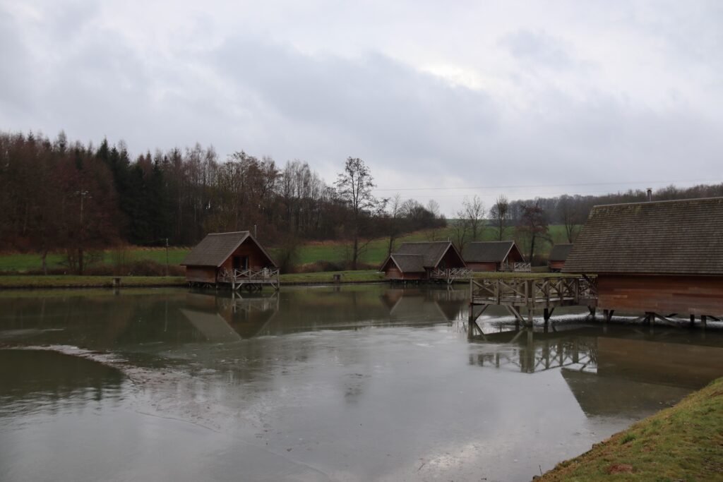 Aqualodge Logements insolites à faire en automne en Belgique Hello June hellojune.be